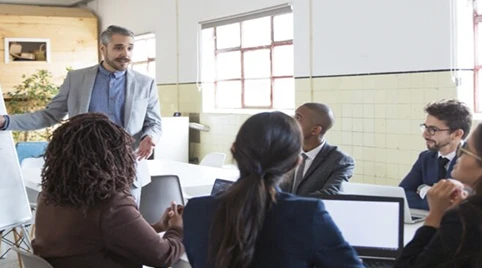 Dando forma a tu programa de capacitación: Consideraciones entre crear y curar contenido