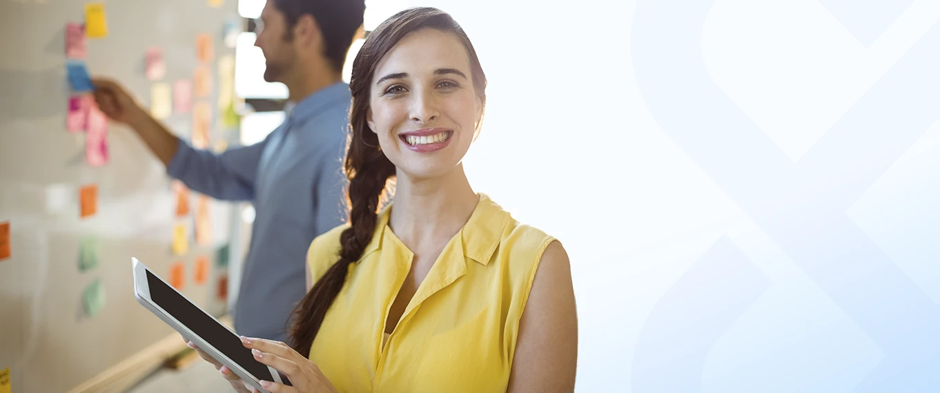 Persona proyectando la Capacitación de Personal de su empresa